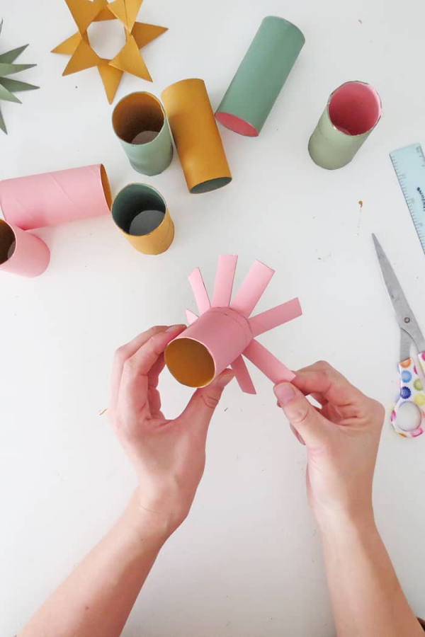 Basteln mit Toilettenpapierrollen zu Weihnachten – kreative Upcycling Ideen und Anleitung sterne ornamente deko ideen