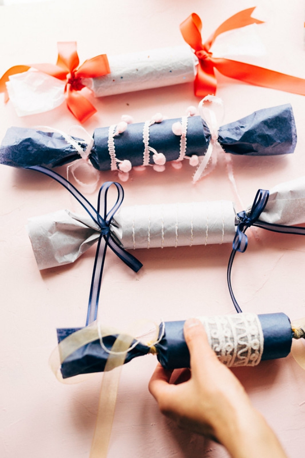 Basteln mit Toilettenpapierrollen zu Weihnachten – kreative Upcycling Ideen und Anleitung weihnachten bonbons reißen