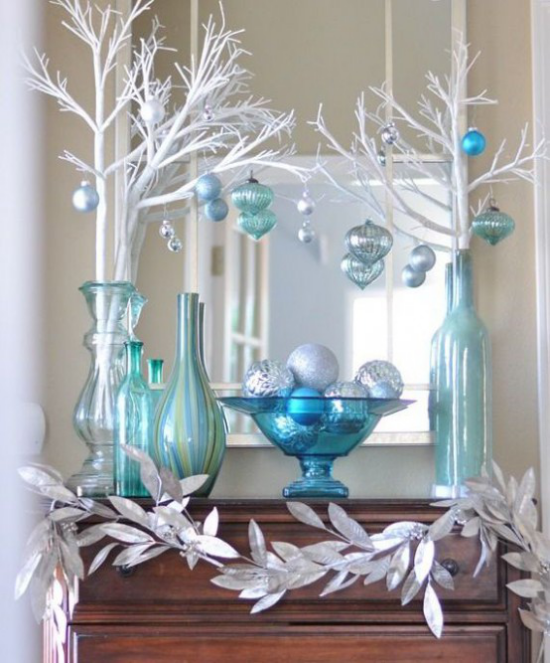 Blau und Silber Weihnachten und Silvester feiern Deko-Arrangement Vasen weiße Zweige Anhänger Girlande aus silbernen Blättern