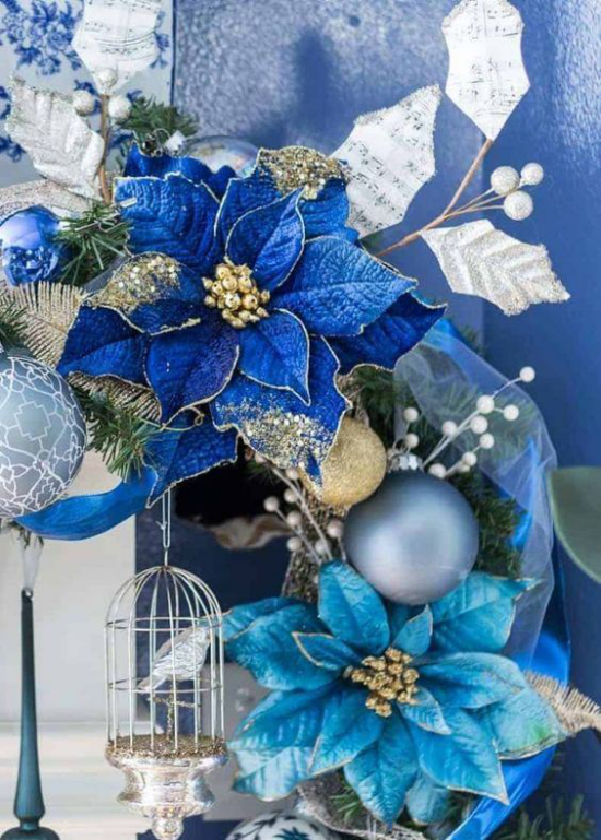 Blau und Silber Weihnachten und Silvester feiern Deko-Arrangement blaue Weihnachtssternblüten sehr attraktiv