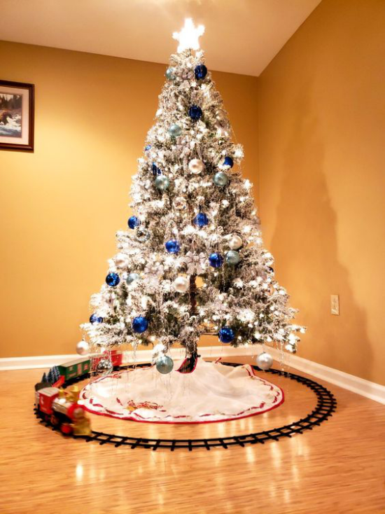 Blau und Silber Weihnachten und Silvester feiern Weihnachtsbaum geschmückt hellblau verpackte Geschenke darunter