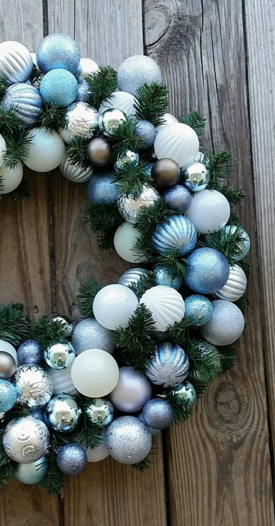 Blau und Silber Weihnachten und Silvester feiern Weihnachtsbaum im Wohnzimmer schön geschmückt viel Glanz und Glamour ideen