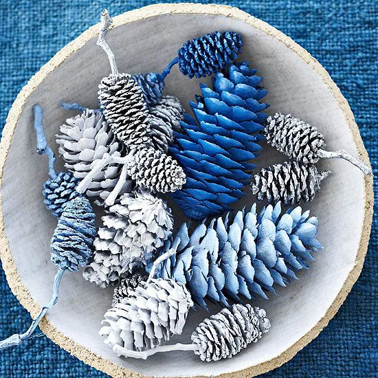 Blau und Silber Weihnachten und Silvester feiern ein paar blau-weiß gefärbte zapfen in einer Schale arrangiert