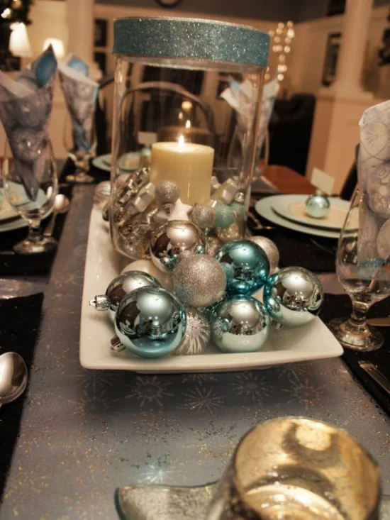 Blau und Silber Weihnachten und Silvester feiern festliche effektvolle Tischdeko glitzernde Kugeln in der Tischmitte arrangiert