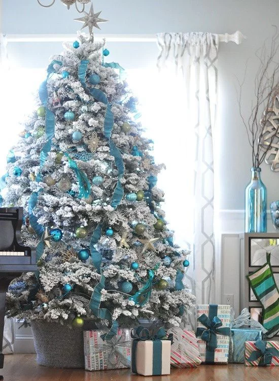 Blau und Silber Weihnachten und Silvester feiern hoher üppig geschmückter Christbaum wirkt elegant und frisch