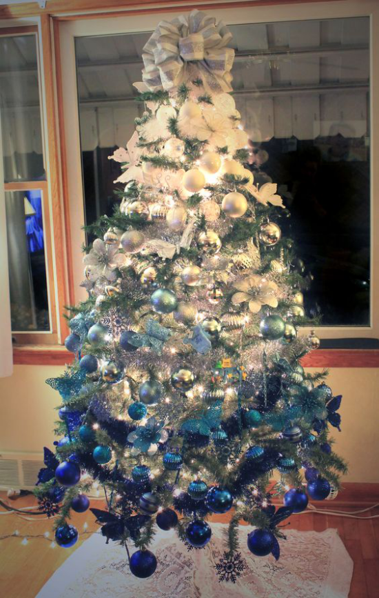 Blau und Silber Weihnachten und Silvester feiern schön geschmückter Weihnachtsbaum Ombre-Look Wow-Effekt
