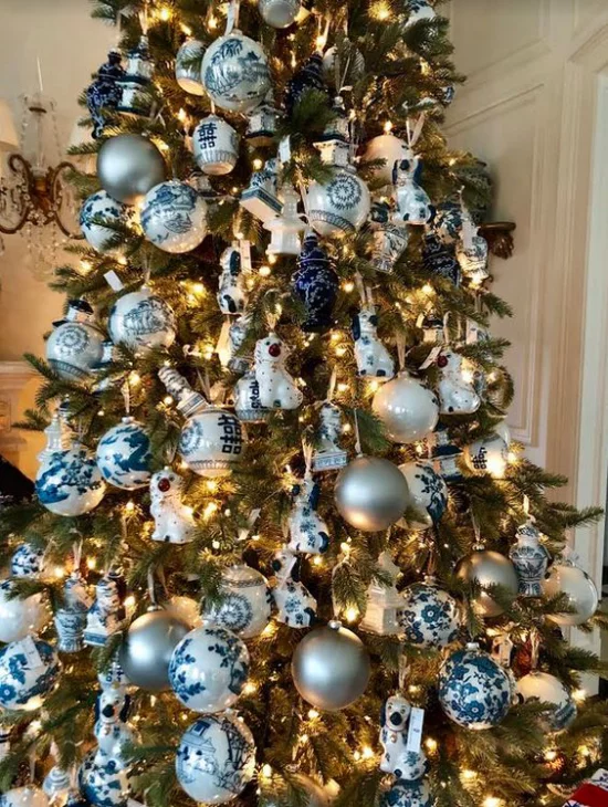 Blau und Silber Weihnachten und Silvester feiern schön geschmückter Weihnachtsbaum zahlreiche Kugeln