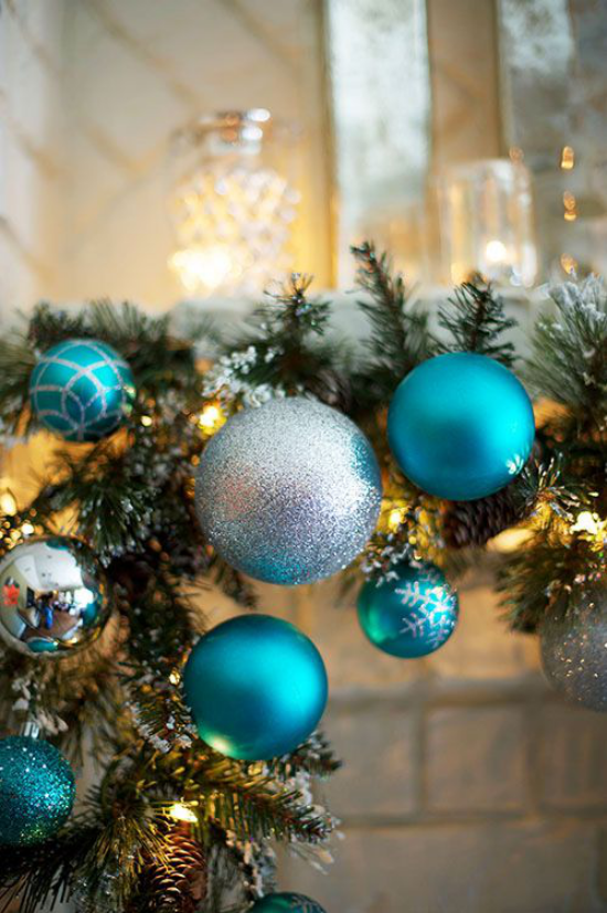 Blau und Silber Weihnachten und Silvester feiern schöner Weihnachtsschmuck bringt den Tannenbaum zum Schimmern