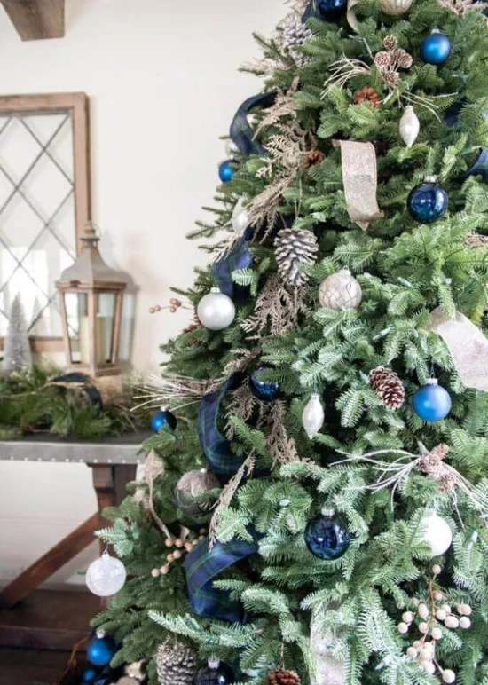 Blau und Silber Weihnachten und Silvester schön geschmückter Christbaum Hingucker