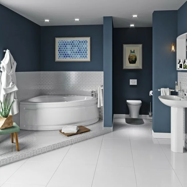 Eckbadewanne die clevere Lösung fürs kleine Badezimmer Wandfarbe Blau