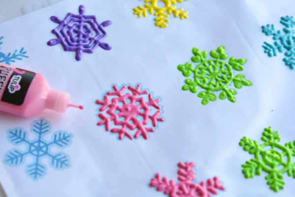 Fensterbilder basteln zu Weihnachten – zauberhafte Ideen und Anleitungen farbige schneeflocken basteln
