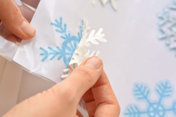 Fensterbilder basteln zu Weihnachten – zauberhafte Ideen und Anleitungen schneeflocken abziehen anleitung