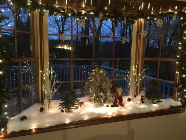 Fensterdeko zu Weihnachten Fensterbank Weihnachtsmann dekorativer Schnee