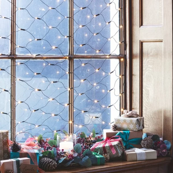 Fensterdeko zu Weihnachten Lichterketten Fensterbank dekorieren