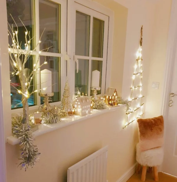 Fensterdeko zu Weihnachten Sterne Lichterketten Kerzen Dekoideen