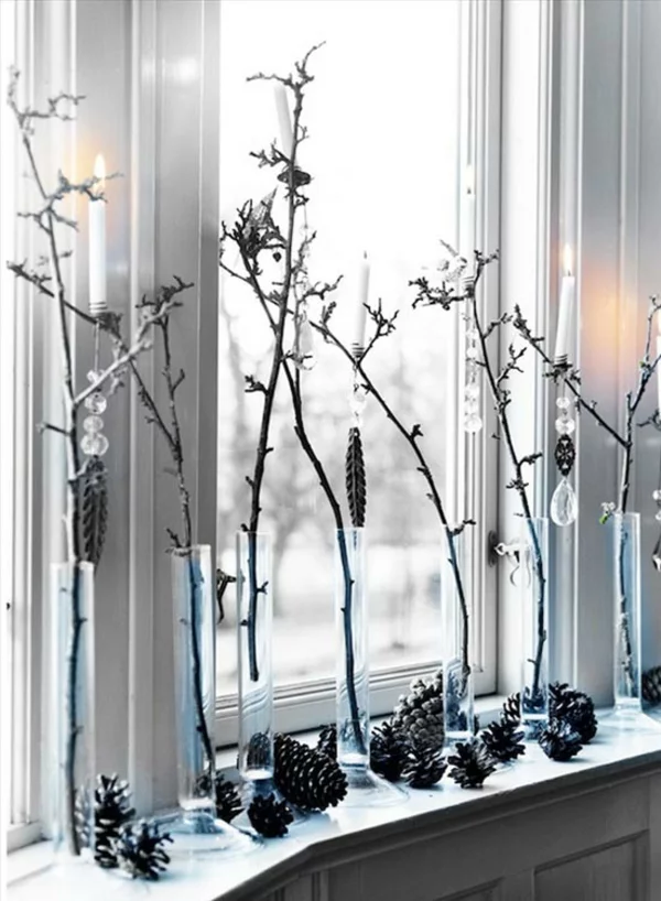Fensterdeko zu Weihnachten Tannenzapfen Kerzen Zweige