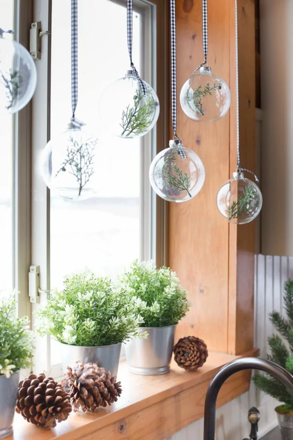 Fensterdeko zu Weihnachten Topfpflanzen Weihnachtskugeln