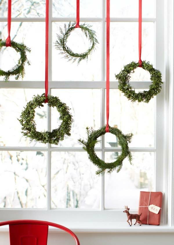 Fensterdeko zu Weihnachten Weihnachtskränze aufhängen