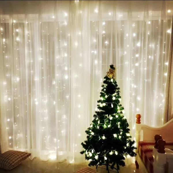 Fensterdeko zu Weihnachten durchsichtige Gardinen Lichterketten