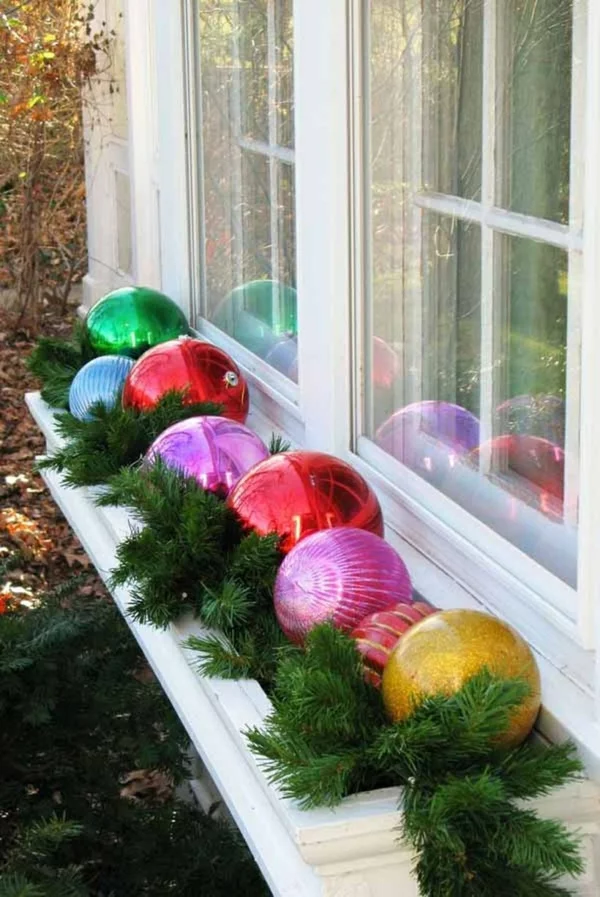 Fensterdeko zu Weihnachten farbige Weihnachtskugeln Fensterbank