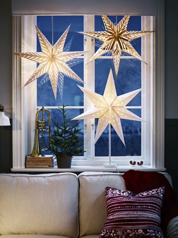 Fensterdeko zu Weihnachten leuchtende Sterne