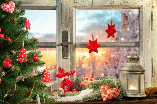 Fensterdeko zu Weihnachten rote Weihnachtsornamente aus Stoff