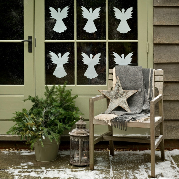 Fensterdeko zu Weihnachten weiße Engelchen