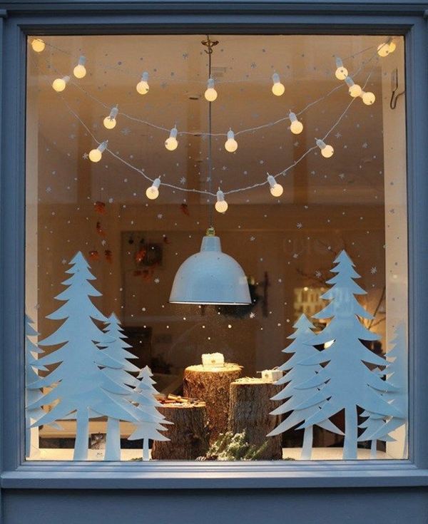 Fensterdeko zu Weihnachten weiße Tannenbäume