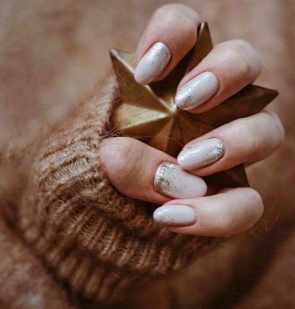 Gelnägel zu Weihnachten – hübsche Ideen und aktuelle Farbtrends dezente pastell nägel creme grau