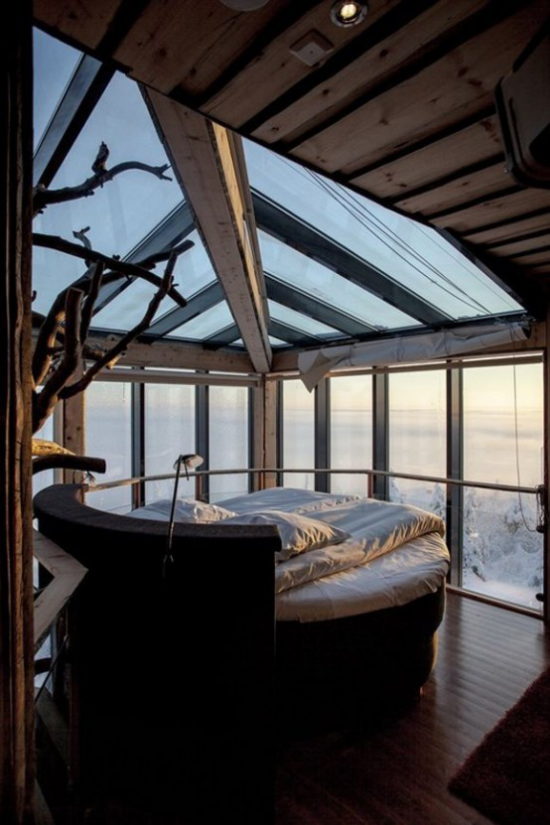 Glaswände im Schlafzimmer Decke aus Glas im rustikalen Stil viel Holz sehr romantisch ansprechend
