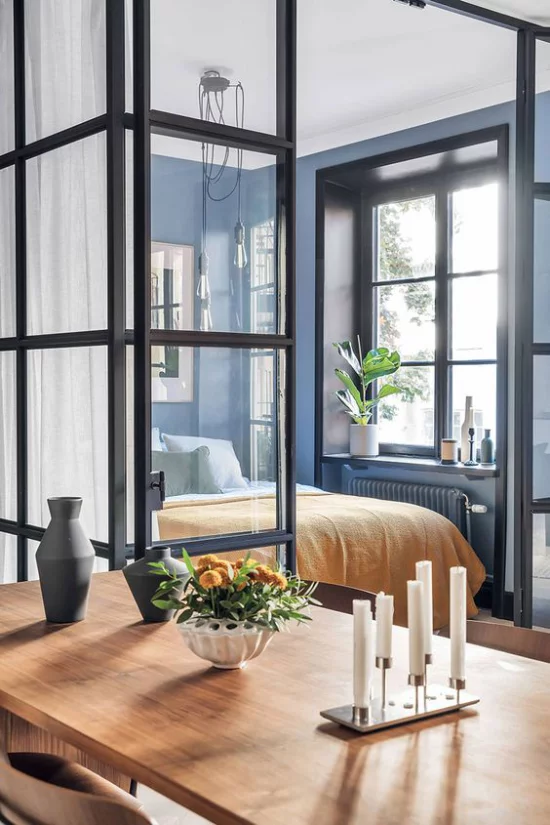 Glaswände im Schlafzimmer leichte Gardinen schützen die Privatsphäre