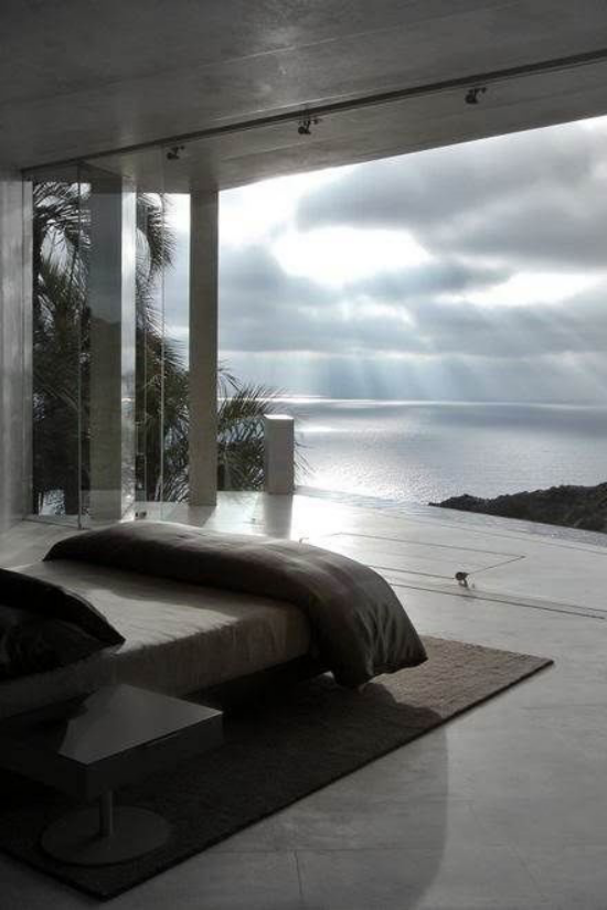 Glaswände im Schlafzimmer moderne Raumgestaltung herrliche Aussicht aufs Meer sehr romantisch