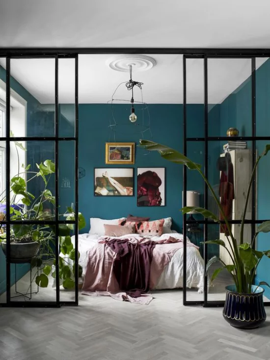 Glaswände im Schlafzimmer schaffen Sie eine schwellenlose grüne Oase Topfpflanzen blaugrüne Wände