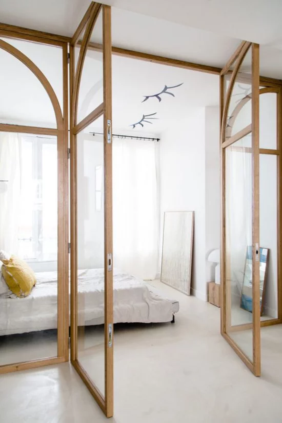 Glaswände im Schlafzimmer schickes simples Raumdesign helles Ambiente Glaswand mit Holzrahmen