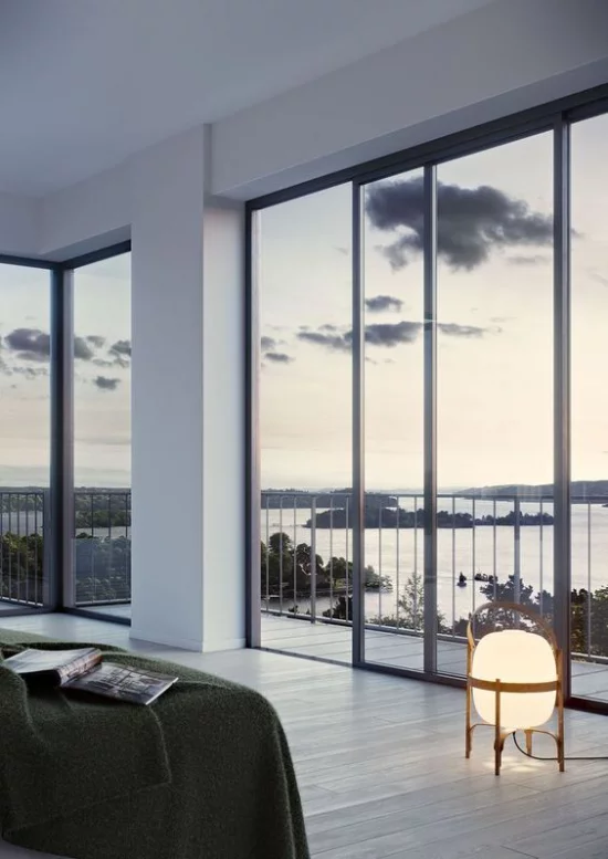 Glaswände im Schlafzimmer vielfältige Gestaltungsmöglichkeiten sehr kreative Lösungen moderne Bodenlampe