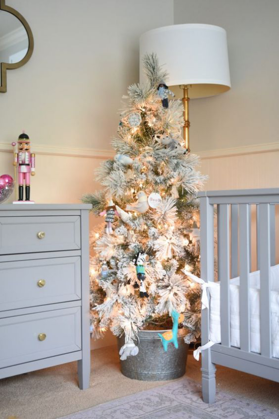 Kinderzimmer weihnachtlich dekorieren Christbaum im Kübel in der Ecke Blickfang