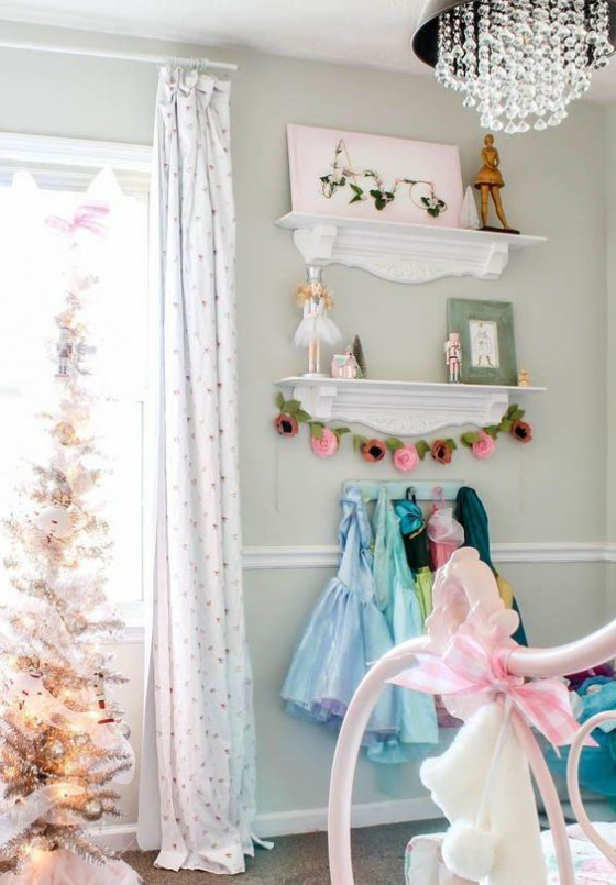 Kinderzimmer weihnachtlich dekorieren Weihnachtsbaum Regal Spielsachen für Mädchen