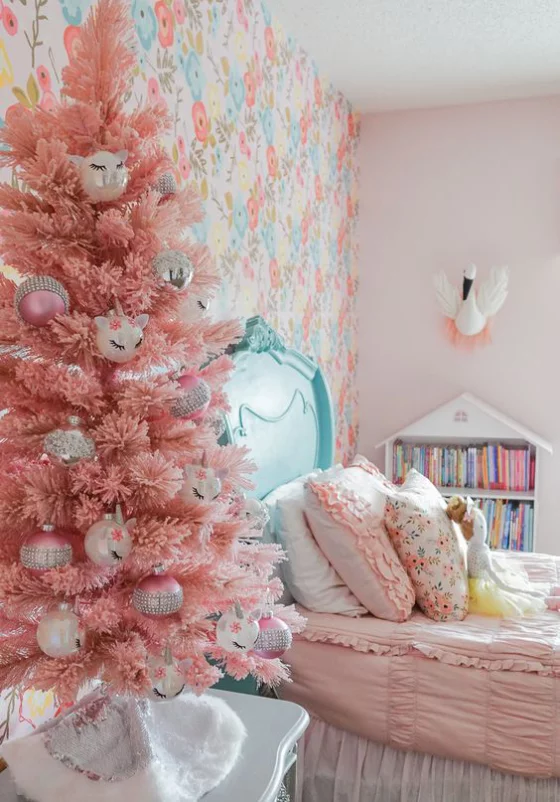Kinderzimmer weihnachtlich dekorieren in Hellrosa mit hellblauen Akzenten