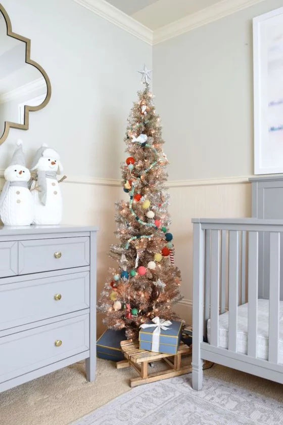 Kinderzimmer weihnachtlich dekorieren kleiner Christbaum in der Ecke Blickfang