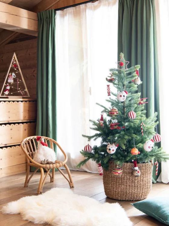 Kinderzimmer weihnachtlich dekorieren kleiner Tannenbaum in klassischen Farben Rot Weiß Grün geschmückt