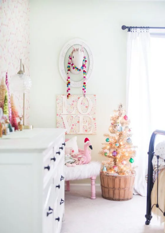 Kinderzimmer weihnachtlich dekorieren kleiner Weihnachtsbaum im Kübel Raum in Weiß und Hellrosa schmücken