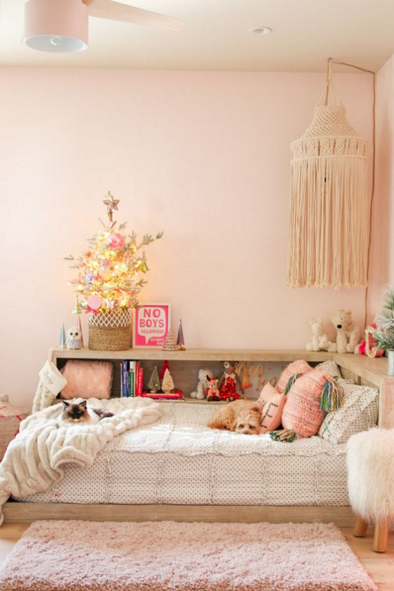 Kinderzimmer weihnachtlich dekorieren kleiner Weihnachtsbaum im Sack Raum in Weiß und Hellrosa schmücken