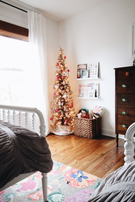 Kinderzimmer weihnachtlich dekorieren kleiner geschmückter Christbaum in der Zimmerecke
