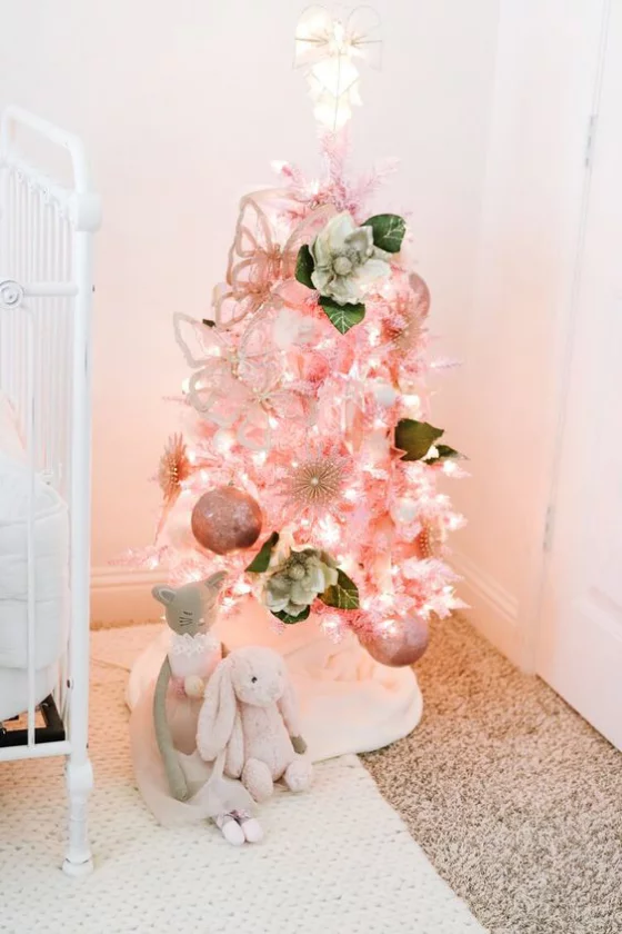 Kinderzimmer weihnachtlich dekorieren schön geschmückter Weihnachtsbaum zwei Plüschtiere darunter