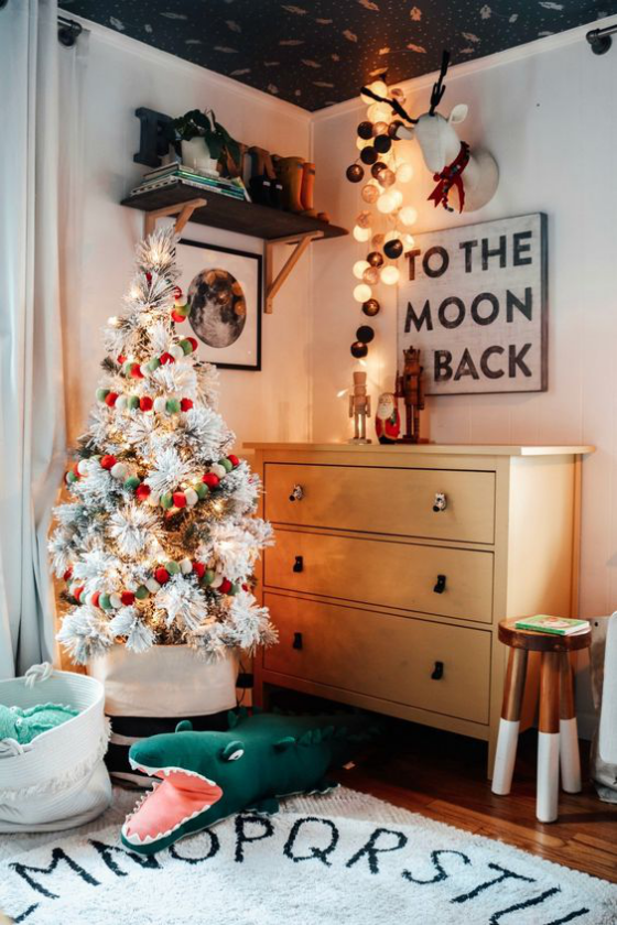 Kinderzimmer weihnachtlich dekorieren weißer Christbaum Spielzeug zum Mond und zurück