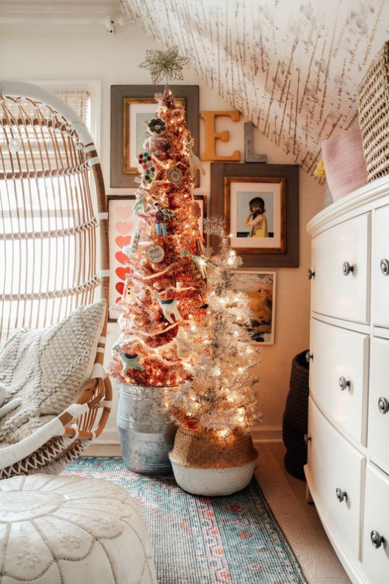 Kinderzimmer weihnachtlich dekorieren zwei Bäume geschmückt mit Lichterketten Glitzer
