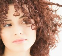 Krause Haare pflegen: 7 Fehler, die man dabei vermeiden soll