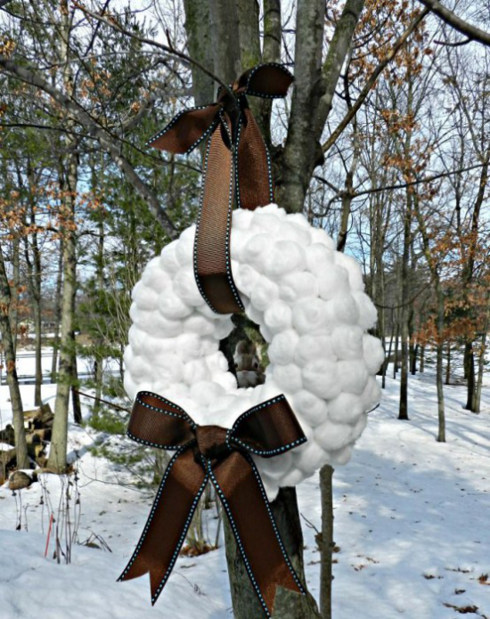 Schneebälle Winterdekoration ein Kranz mit schokoladenbrauner Schleife Winterdeko draußen