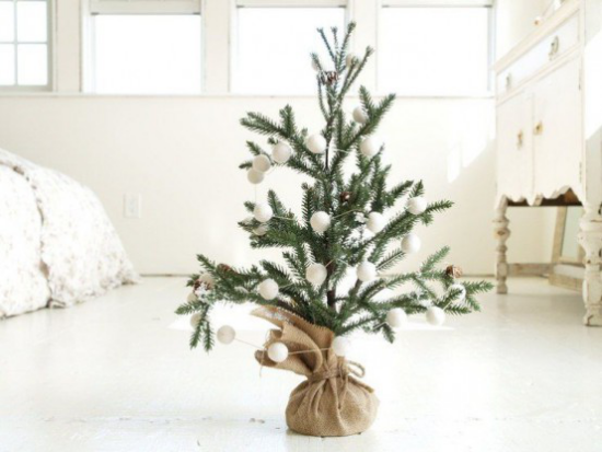Schneebälle Winterdekoration kleiner Christbaum im Sack mit weißen Kugeln verziert