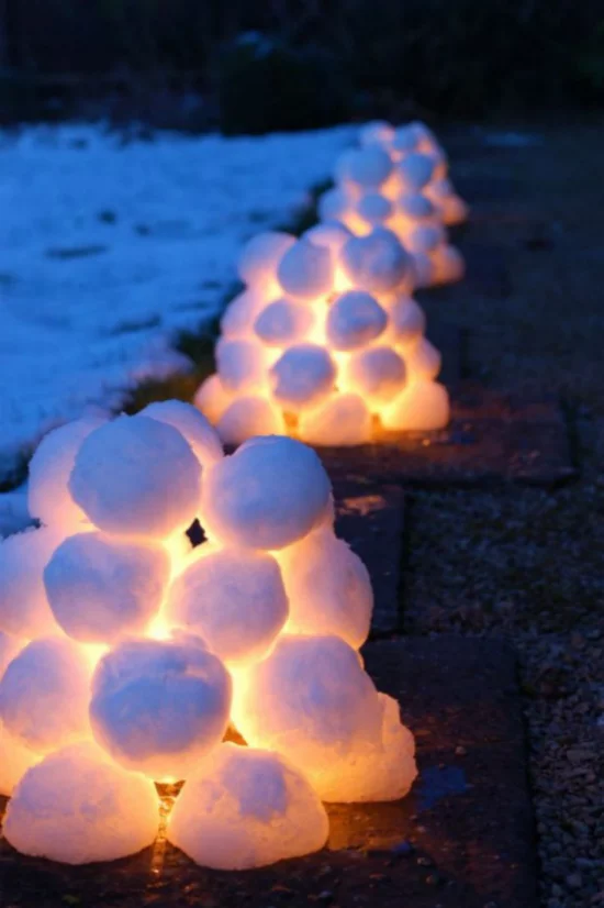 Schneebälle Winterdekoration traumhaftes Arrangement mit leuchtenden Schneekugeln für draußen ideen